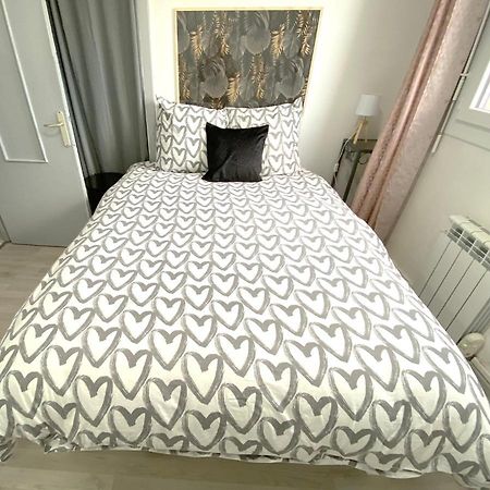 Le Cafe Charmant, Appartement Dans Immeuble Avec Parking Barriere, Balcon L'Arbresle Bagian luar foto