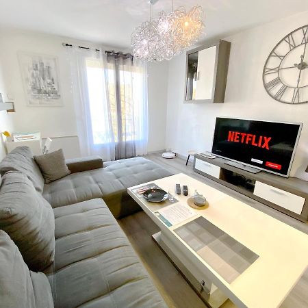 Le Cafe Charmant, Appartement Dans Immeuble Avec Parking Barriere, Balcon L'Arbresle Bagian luar foto