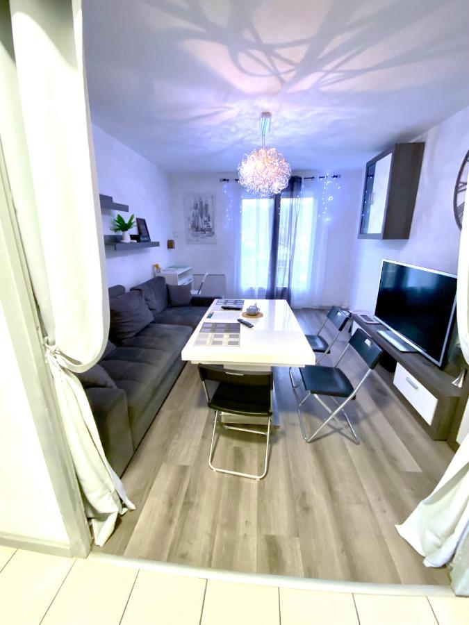 Le Cafe Charmant, Appartement Dans Immeuble Avec Parking Barriere, Balcon L'Arbresle Bagian luar foto