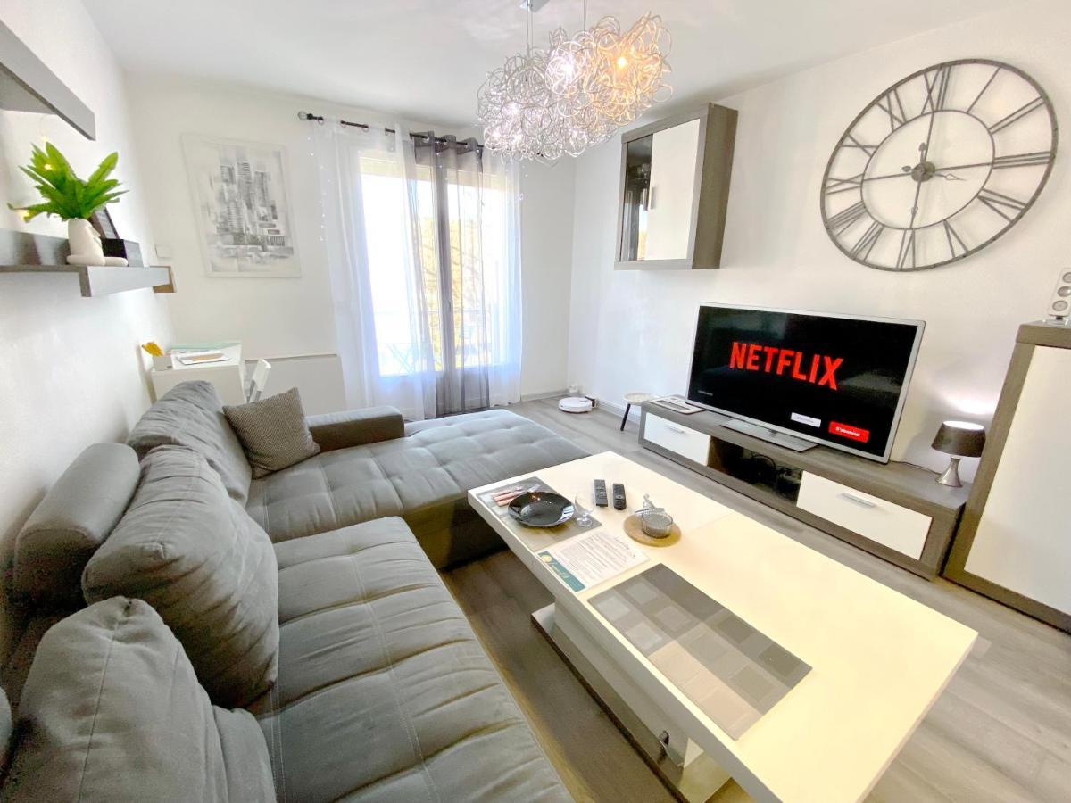 Le Cafe Charmant, Appartement Dans Immeuble Avec Parking Barriere, Balcon L'Arbresle Bagian luar foto